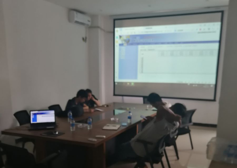 公墓園區(qū)的工作人員，正在手機上使用公墓管理軟件